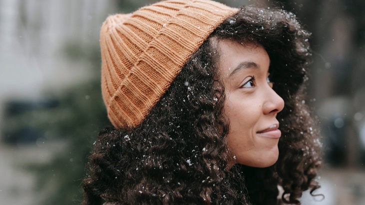 Gelombang bohemian alami Pesona feminin effortlessly chic (Foto: Pexels.com/Miriam Alonso)