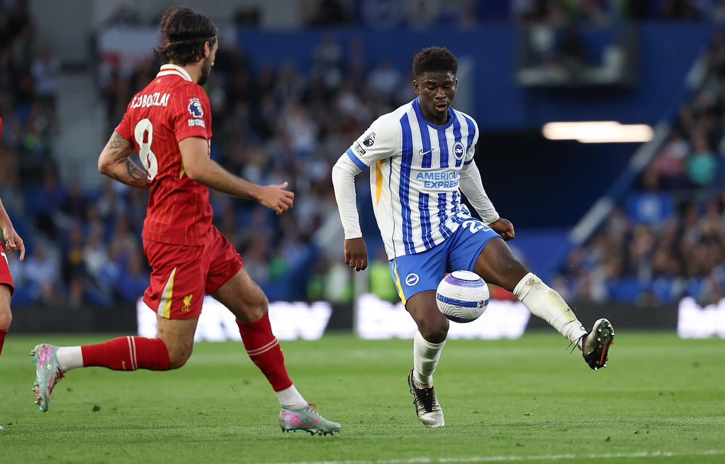 Manchester United Bakal Ajukan Tawaran Kedua untuk Carlos Baleba, Brighton Masih Terbuka