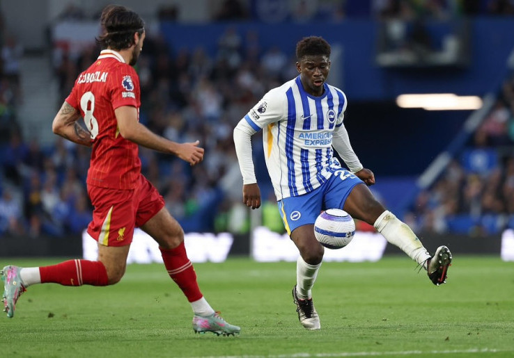 Manchester United Bakal Ajukan Tawaran Kedua untuk Carlos Baleba, Brighton Masih Terbuka