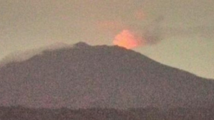 Gunung Raung terlihat mengeluarkan asap solfatara dilihat dari Desa Sumber Arum, Songgon, Banyuwangi, Jawa Timur, Kamis (2/7). ANTARA FOTO/Budi Candra Setya