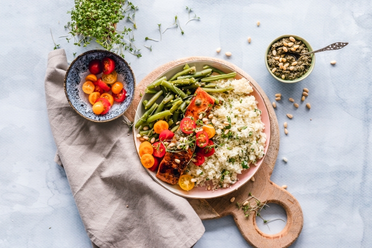 Mulai dari internal yaitu dengan makanan yang kita konsumsi. (Foto: Unsplash/Ella Olsson)