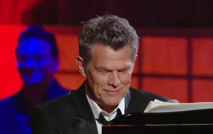 Empat Ribu Buku Dibagikan untuk Penonton Konser David Foster 