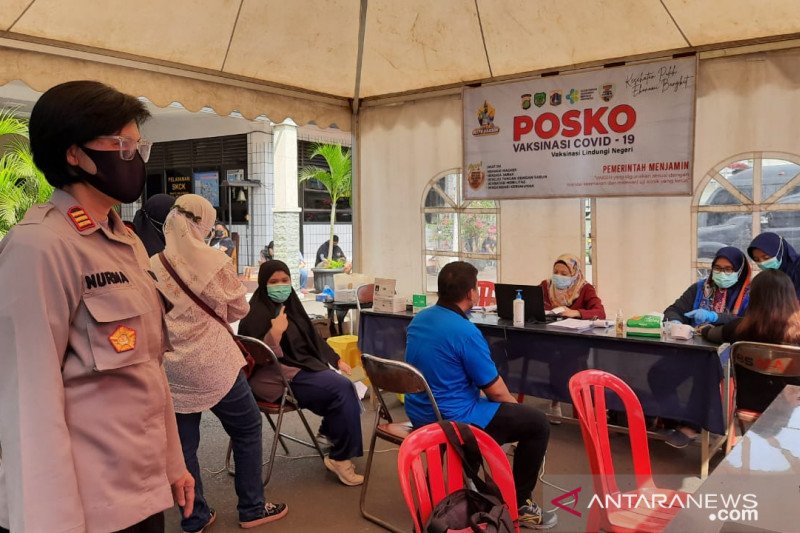 Wakapolsek Pasar Minggu Ajun Komisaris Polisi Nurma Dewi ketika meninjau vaksinasi massal di polsek setempat di Jakarta, Jumat (11/6/2021). (ANTARA/HO-Polsek Pasar Minggu)