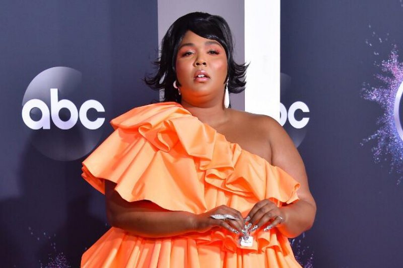 Lizzo menenteng tas mini Valentino (Foto: REUTERS)