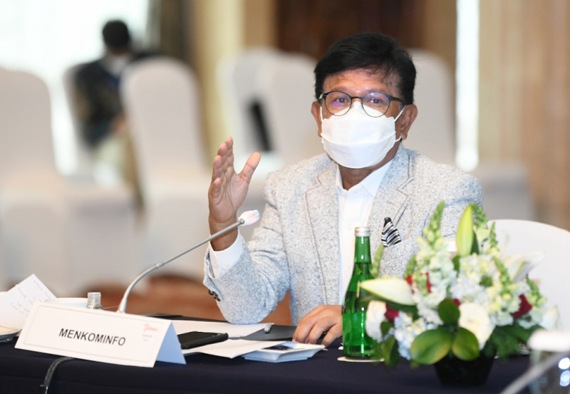 Menteri Komunikasi dan Informatika Johnny G. Plate menghadiri Rapat SKKL bersama operator seluler di Hotel Kempinsky Jakarta Pusat, Jumat (4/2). Foto: Kominfo/AYH