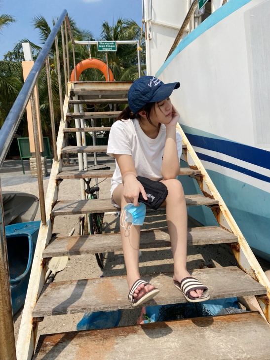 Mantai menggunakan sendal slip-on. (Foto Ist)