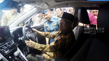 Wapres Ma'ruf Amin Tinjau Gelaran Otomotif GIIAS 2024