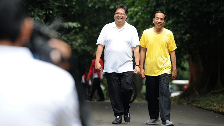Presiden Joko Widodo (kanan) dan Ketua Umum Partai Golkar Airlangga Hartarto berolahraga di kompleks Istana Bogor, Jawa Barat, Sabtu (24/3). (ANTARA FOTO/Biropers-Muchlis)