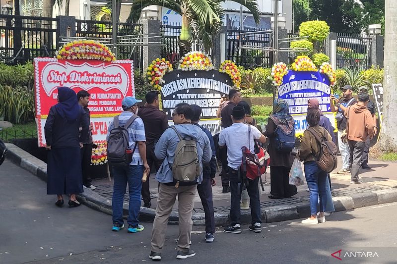 Tidak Dapat Tunjangan, Dosen Kirimkan Bunga Protes ke Kemdiktisaintek