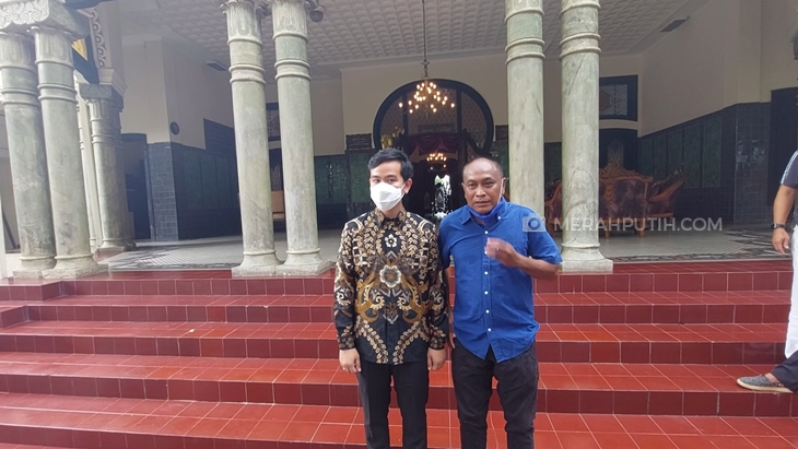 Pelatih Dewa United Kas Hartadi berfoto bersama Wali Kota Solo Gibran Rakabuming Raka sebelum Pertandingan eksebisi timnas legend, Sabtu (12/2). (MP/Ismail)