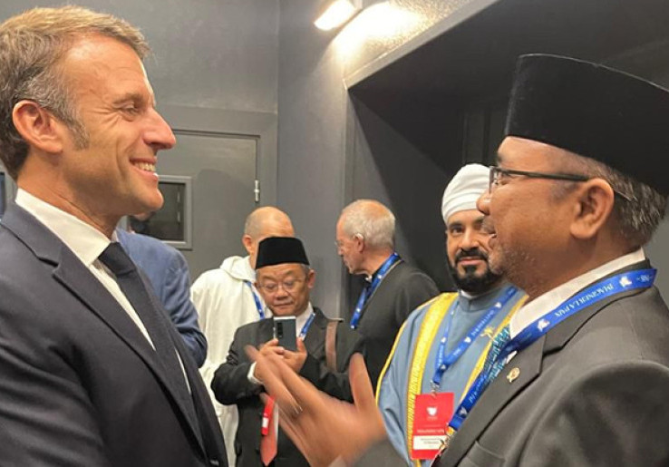 Dicari-Cari Pansus Haji DPR, Menteri Agama Malah Mejeng Bersama Presiden Prancis