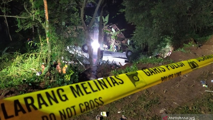 Aparat memasang garis polisi di sekitar lokasi kecelakaan bus di Kecamatan Wado, Kabupaten Sumedang, Jawa Barat. (ANTARA/Bagus Ahmad Rizaldi)