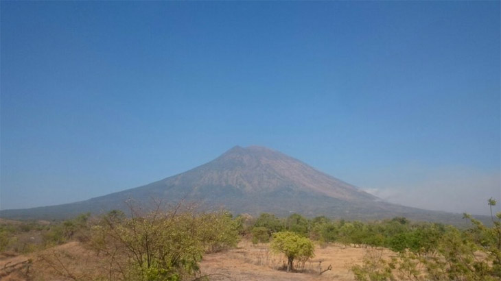 Ternyata Hoax, Foto Gunung Meletus di Medsos Bukan Gunung Agung 