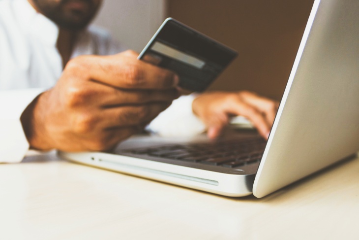 cukup ironis jika mengingat kalau Membeli dan berlangganan Microsoft Office bisa menguras isi dompet kita. (Foto: Unspalsh/rupixen)