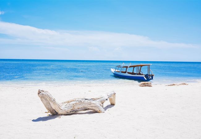 Indahnya Pantai Gili Putih yang Menarik Banyak Perhatian Wisatawan 
