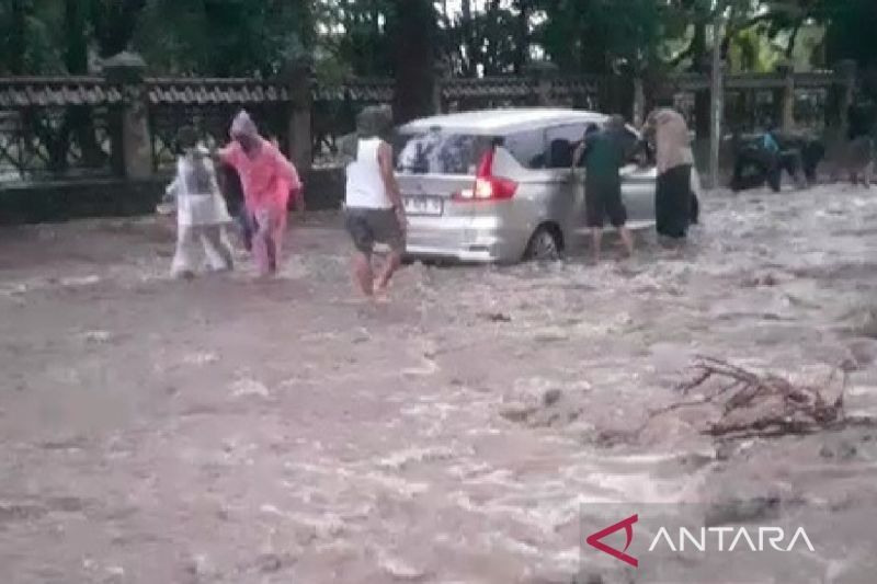 Banjir di Situbondo Sebabkan Akses Jalan Raya Pantura Tertutup, Surabaya-Bayuwangi Macet Panjang