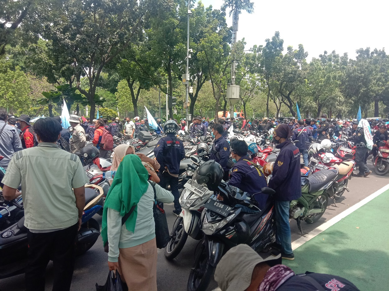 Aksi unjuk rasa massa buruh di depan Balai Kota DKI Jakarta, Kamis (18/11). Foto: MP.Asropih
