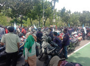 Massa Buruh Tutup Jalan Depan Balai Kota DKI, Tuntut Anies Naikkan UMP