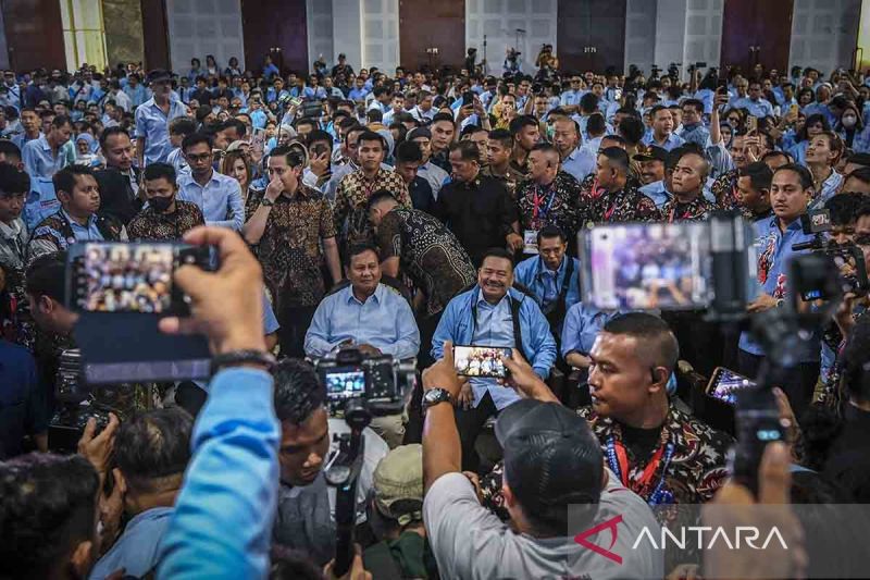 Calon presiden nomor urut 2, Prabowo Subianto (kiri), bersama Ketua Umum Aliansi Advokat Indonesia Bersatu, Otto Hasibuan (kanan), menghadiri acara deklarasi dukungan dari Aliansi Advokat Indonesia Bersatu di Jakarta, Jumat (26/1)