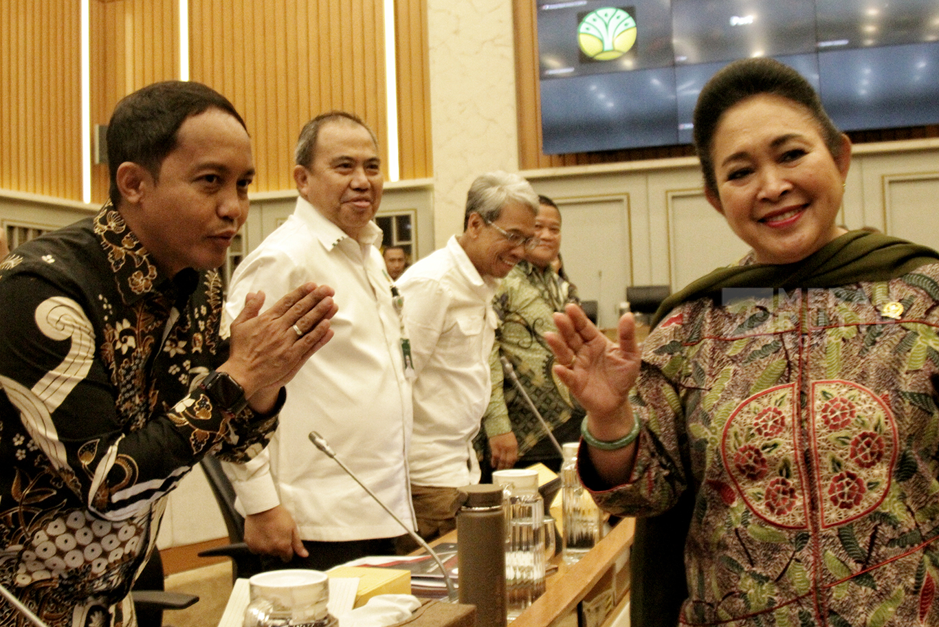 Raker Menteri Kehutanan Raja Juli Antoni dengan Komisi IV DPR Bahas Material Kayu Pasca Banjir di Sumatera