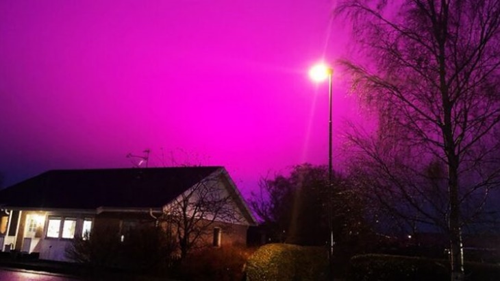 Di Swedia Langit Malam Menjadi Ungu