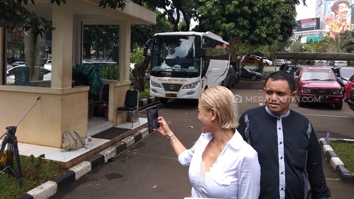 Nikita Mirzani sambangi Polda Metro Jaya bersama kuasa hukumnya. (MP/Gomes Roberto)