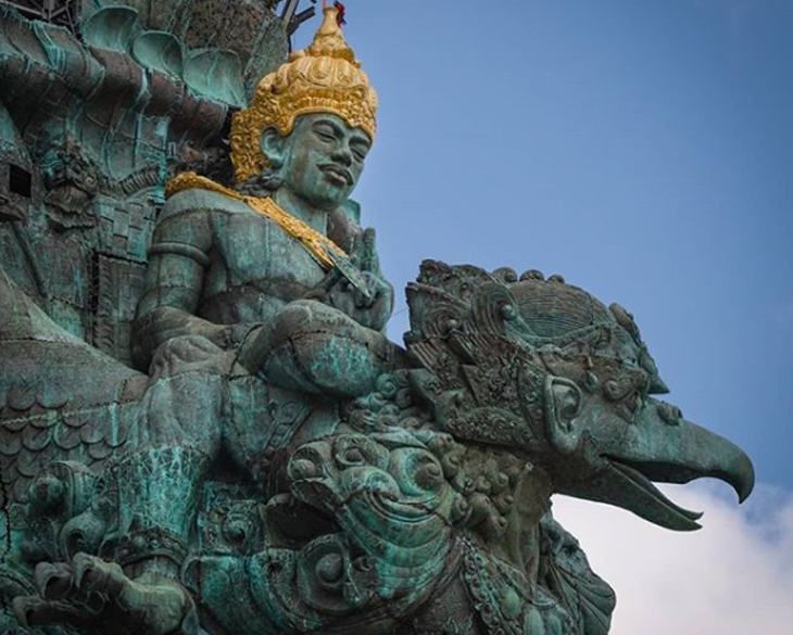 Mahkota patung GWK telah terpasang, Minggu (20/5). (foto: Instagram @gwkbali)