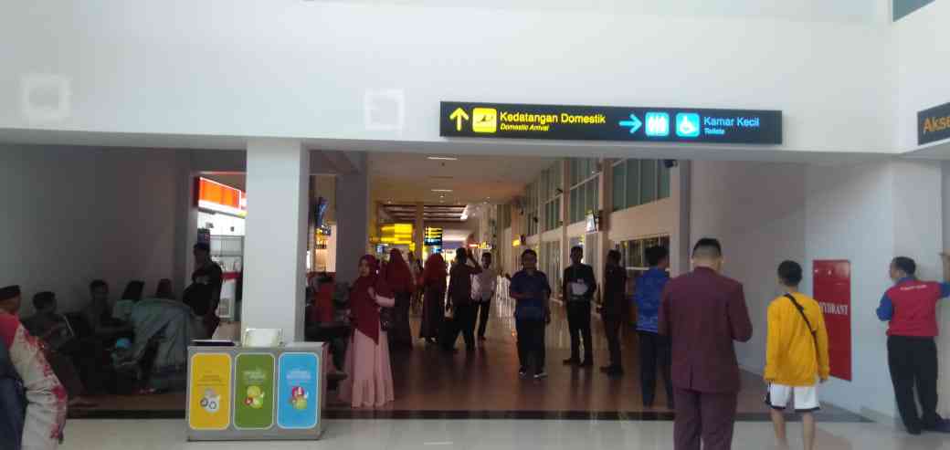 Penumpang mengantre di ruang tunggu kedatangangan Bandara Internasiobal Adi Soenarmo, Solo, Jawa Temgah. (MP/Ismail)