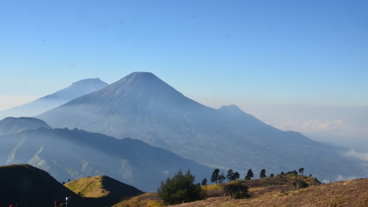 Gunung Sindoro dan Gunung Sumbing di Puncak Prau (MP/Angga Yudha Pratama)