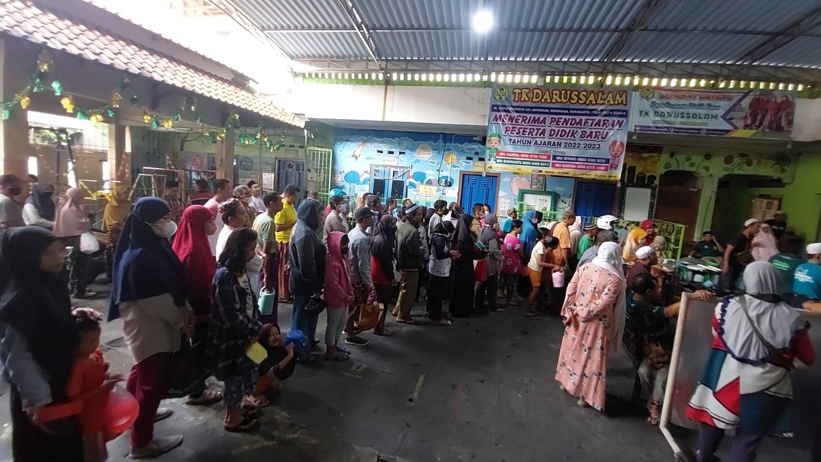 Warga mengantre bubur Samin di Masjid Darussalam, Solo, Jawa Tengah, Kamis (23/2). (MP/Ismail)