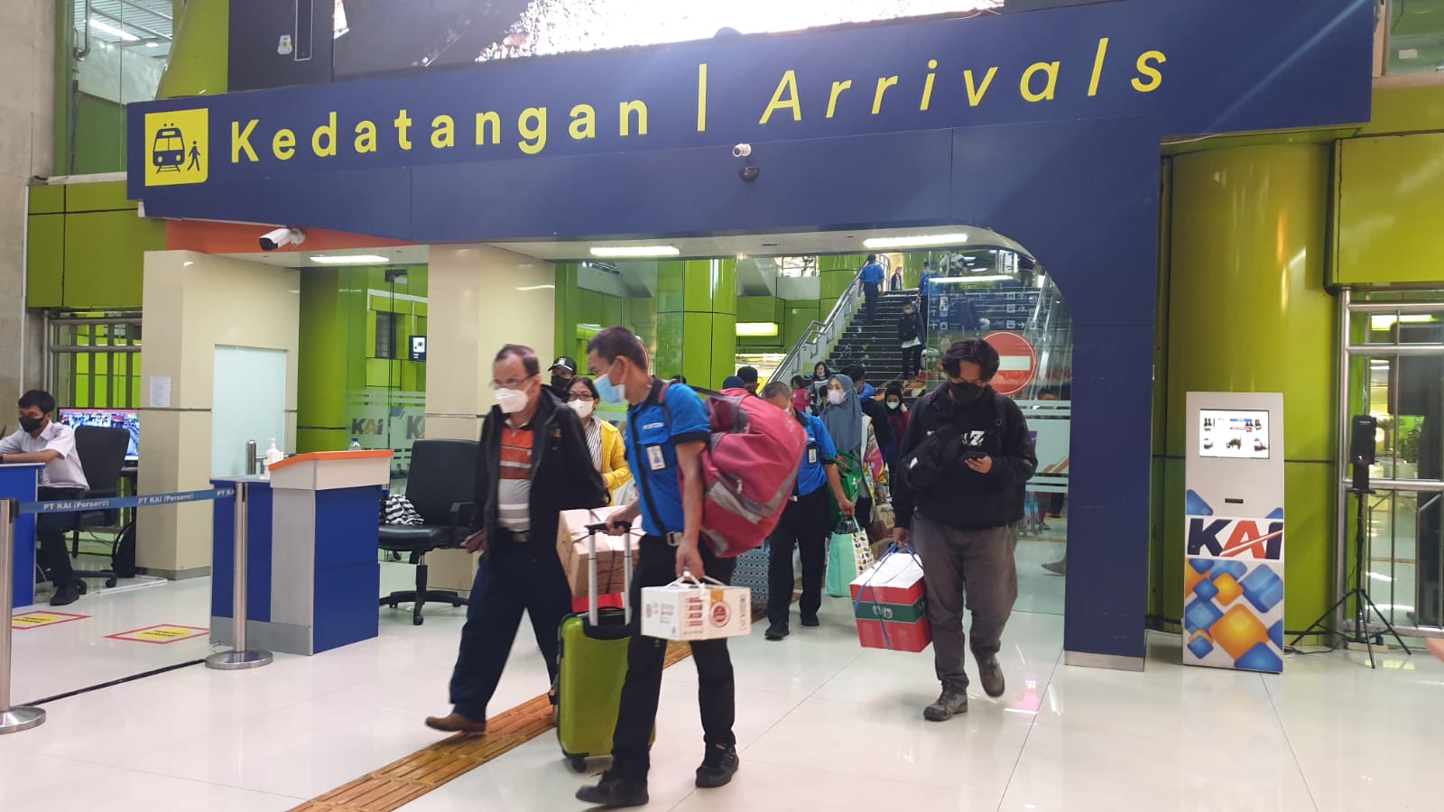 Suasana Penumpang Arus Balik di Stasiun Gambir. (MP/Asropih)