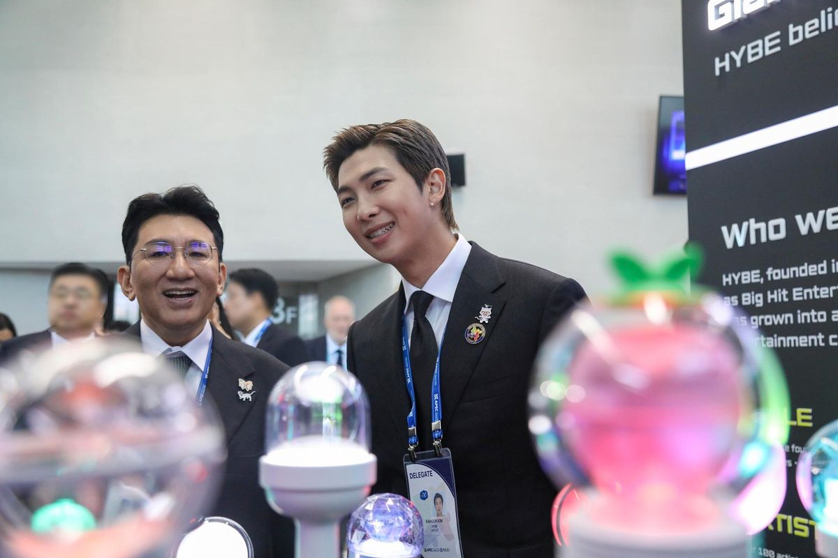 RM BTS Catat Sejarah sebagai Idola K-Pop Pertama yang Jadi Pembicara Utama di APEC, Serukan Investasi pada Dunia Seni