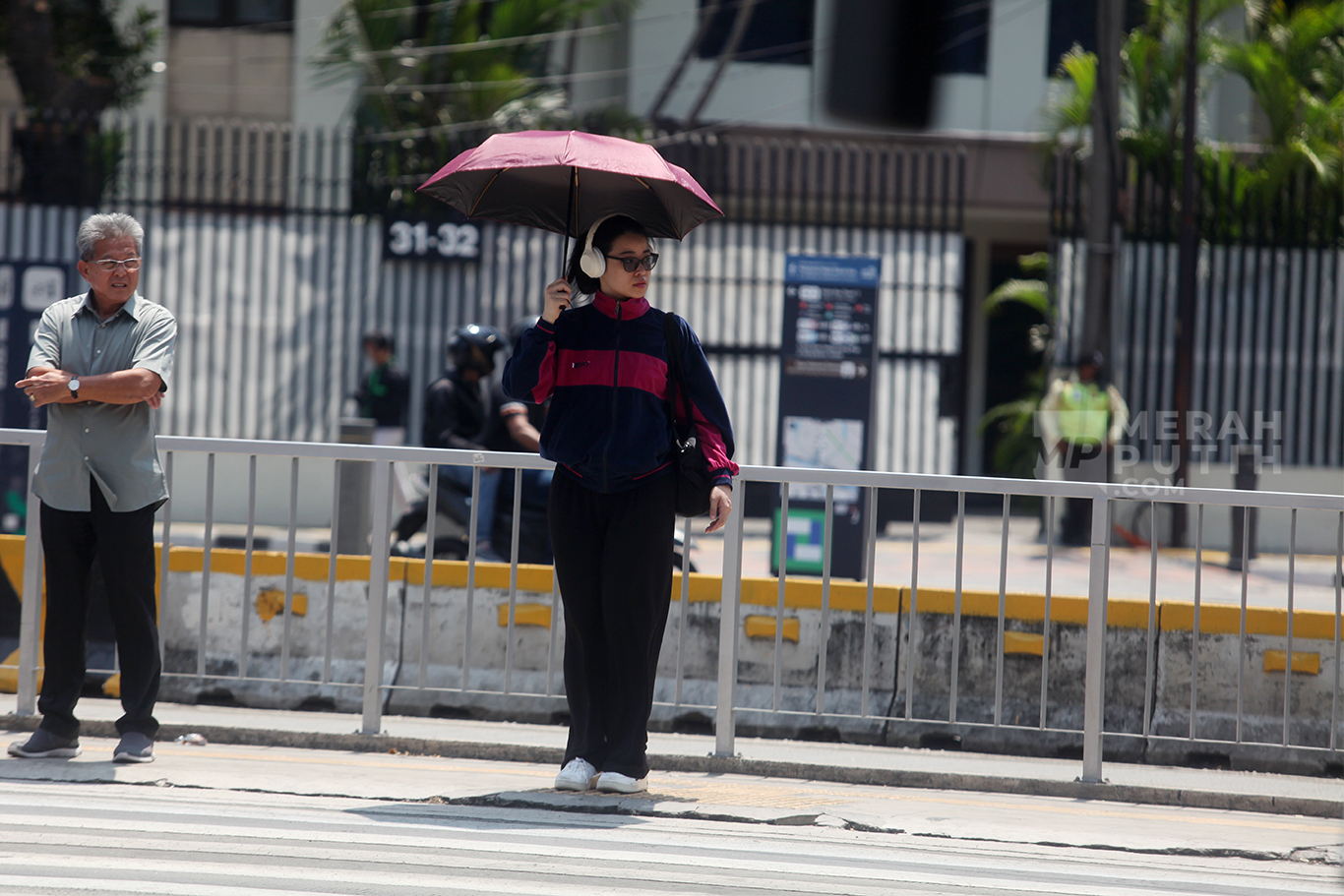 Aktivitas Warga Antisipasi Fenomena Cuaca Panas Ekstrem Melanda Jakarta