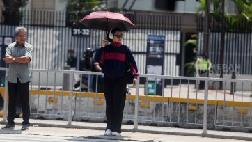 Aktivitas Warga Antisipasi Fenomena Cuaca Panas Ekstrem Melanda Jakarta