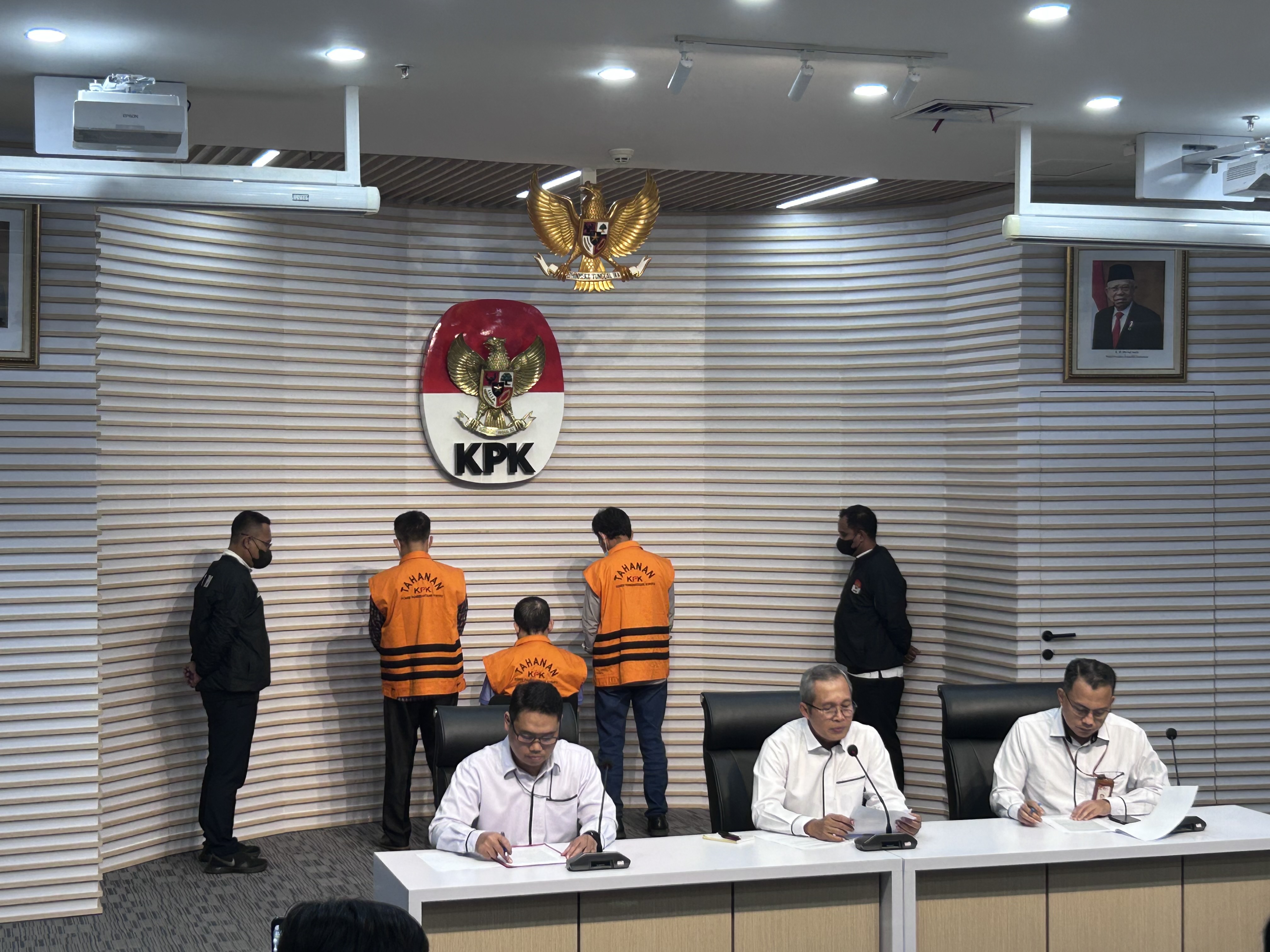 KPK Tahan Bekas Dirut PTPN XI Diduga Gelembungkan Harga Pengadaan Tanah