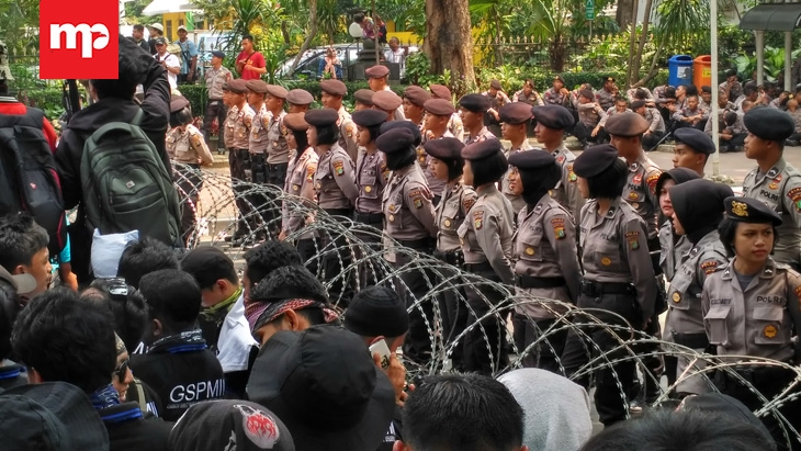 Puluhan Srikandi Polisi Kawal Aksi Demo Buruh