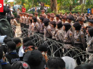 Puluhan Srikandi Polisi Kawal Aksi Demo Buruh