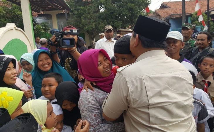 Prabowo diserbu anak-anak dan ibu-ibu untuk bersalaman