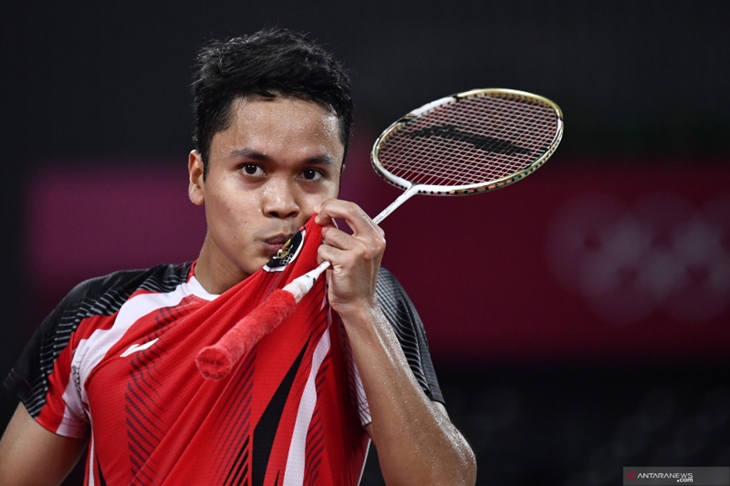 Ekspresi pebulutangkis tunggal putra Indonesia Anthony Sinisuka Ginting usai menundukkan tunggal putra Jepang Kanta Tsuneyama dalam babak 16 besar Olimpiade Tokyo 2020 di Musashino Forest Sport Plaza, Tokyo, Jepang, Kamis (29/7/2021). ANTARA FOTO/Sigid Kurniawan/rwa. (ANTARA FOTO/SIGID KURNIAWAN)