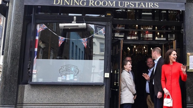 Jelang Penobatan Raja Charles, Pangeran William Kunjungi Pub di London