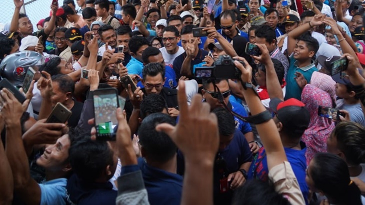 Emak-Emak Kuasai Panggung Kampanye Sandiaga di Sampang