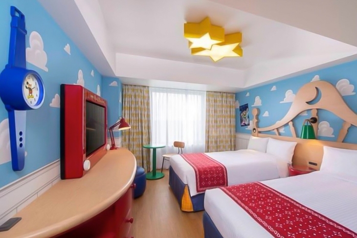 Hotel tersebut didekor menyerupai kamar Andy seperti yang ada di film Toy Story pertama. (Foto: Tokyo Disney Resort)