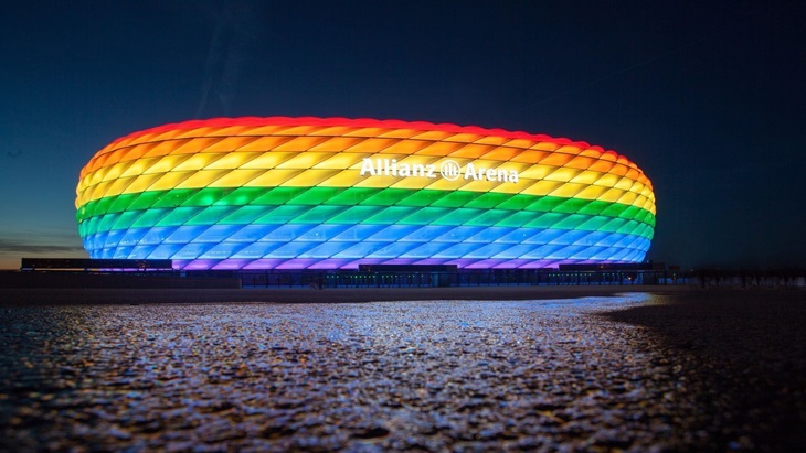 Lampu Pelangi Tidak Boleh Nyala di Allianz Arena