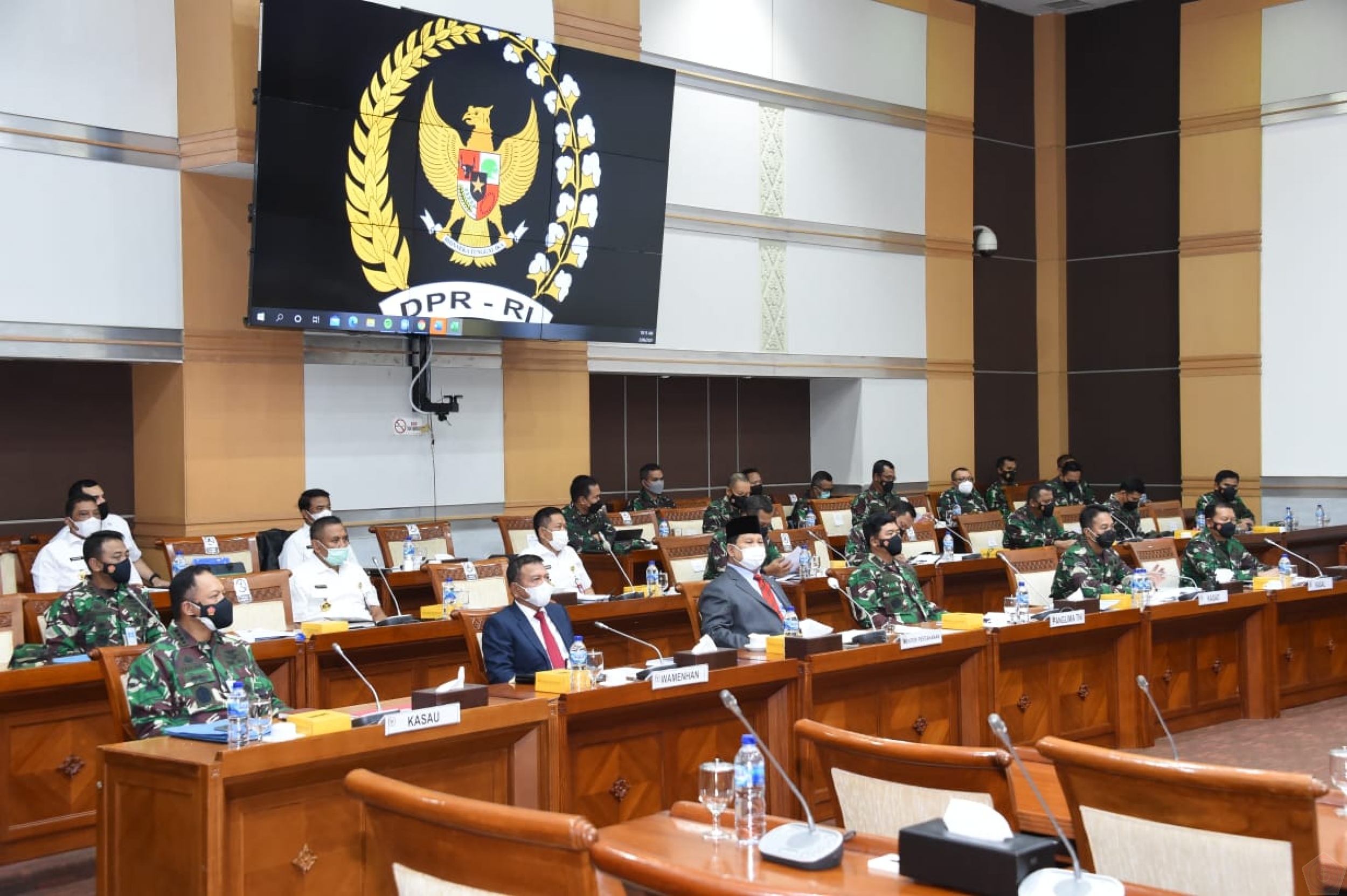 Menhan Prabowo dan Panglima TNI Hadi Tjahjanto di DPR. (Foto: Antara)