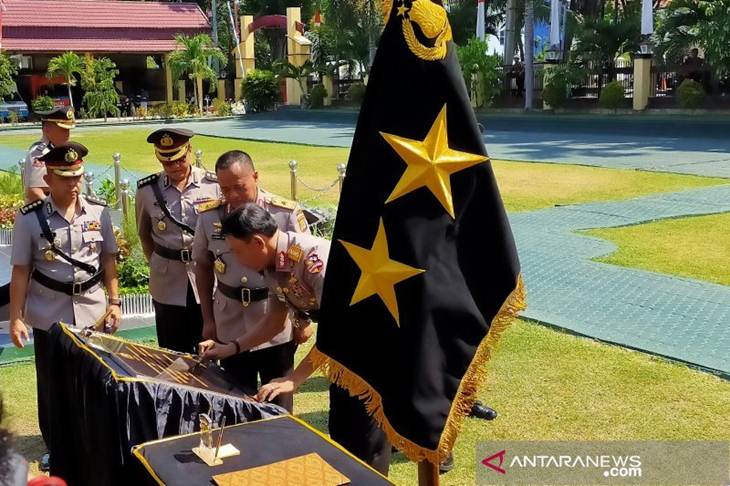 Kapolri Jenderal Polisi Drs. Idham Azis, M.Si, (kanan) saat menandatangani berita acara pengkukuhkan perubahan tipe Polda Sulawesi Tengah dari B menjadi tipe A, didamping Kapolda Sulteng Brigjen Pol. Lukman Wahyu Hariyanto, di halaman Mapolda Sulteng, di Palu, Jumat (15/11). (ANTARA.Sulapto Sali)