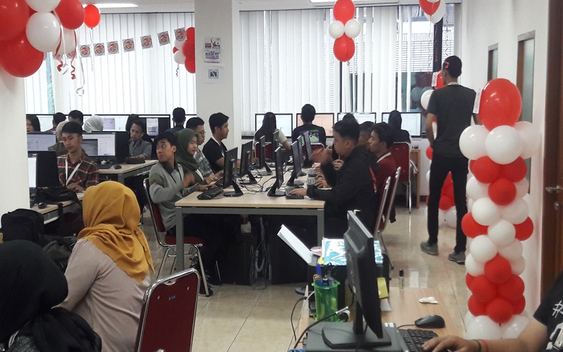 Para relawan dan penggawa War Room sedang memasukan data di War Room