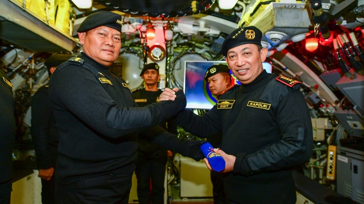 Kapolri Terima Brevet Hiu Kencana dari Calon Panglima TNI