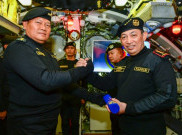 Kapolri Terima Brevet Hiu Kencana dari Calon Panglima TNI