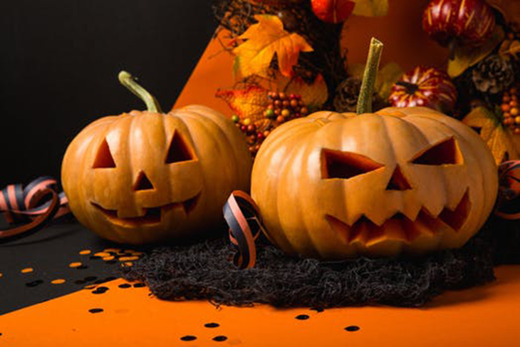 Dari Adele hingga Kim Kardashian, Yuk Intip Kostum Halloween para Selebritas