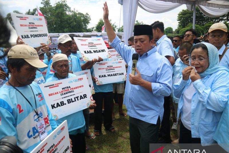 TKN Prabowo-Gibran Bagikan 300 Becak Listrik di Madiun